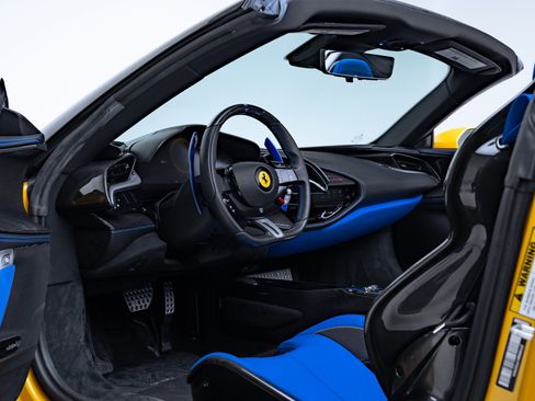 Used 2023 Ferrari SF90 Spider image 2
