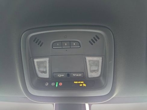 Used 2022 Chevrolet Traverse LT image 32