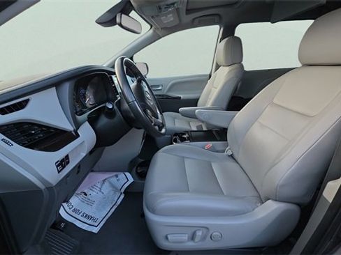 Used 2020 Toyota Sienna Limited image 13