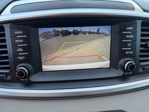 Used 2019 Kia Sorento LX image 21