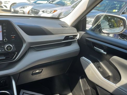 Used 2020 Toyota Highlander XLE image 24