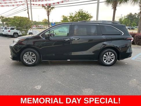 Used 2025 Toyota Sienna XLE FWD image 36