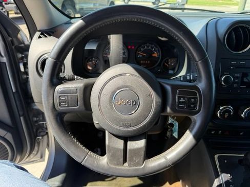 Used 2016 Jeep Patriot Latitude AWD/4WD image 19