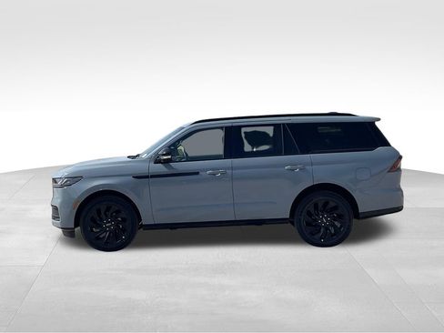 New 2026 Lincoln Navigator Reserve w/ Jet Appearance Package AWD/4WD image 2
