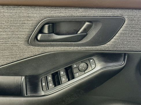 Used 2023 Nissan Rogue S AWD/4WD image 19