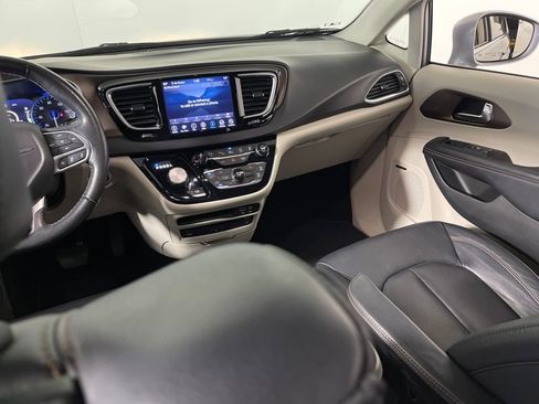 Used 2019 Chrysler Pacifica Touring-L Plus w/ Advanced Safetytec Group FWD image 17