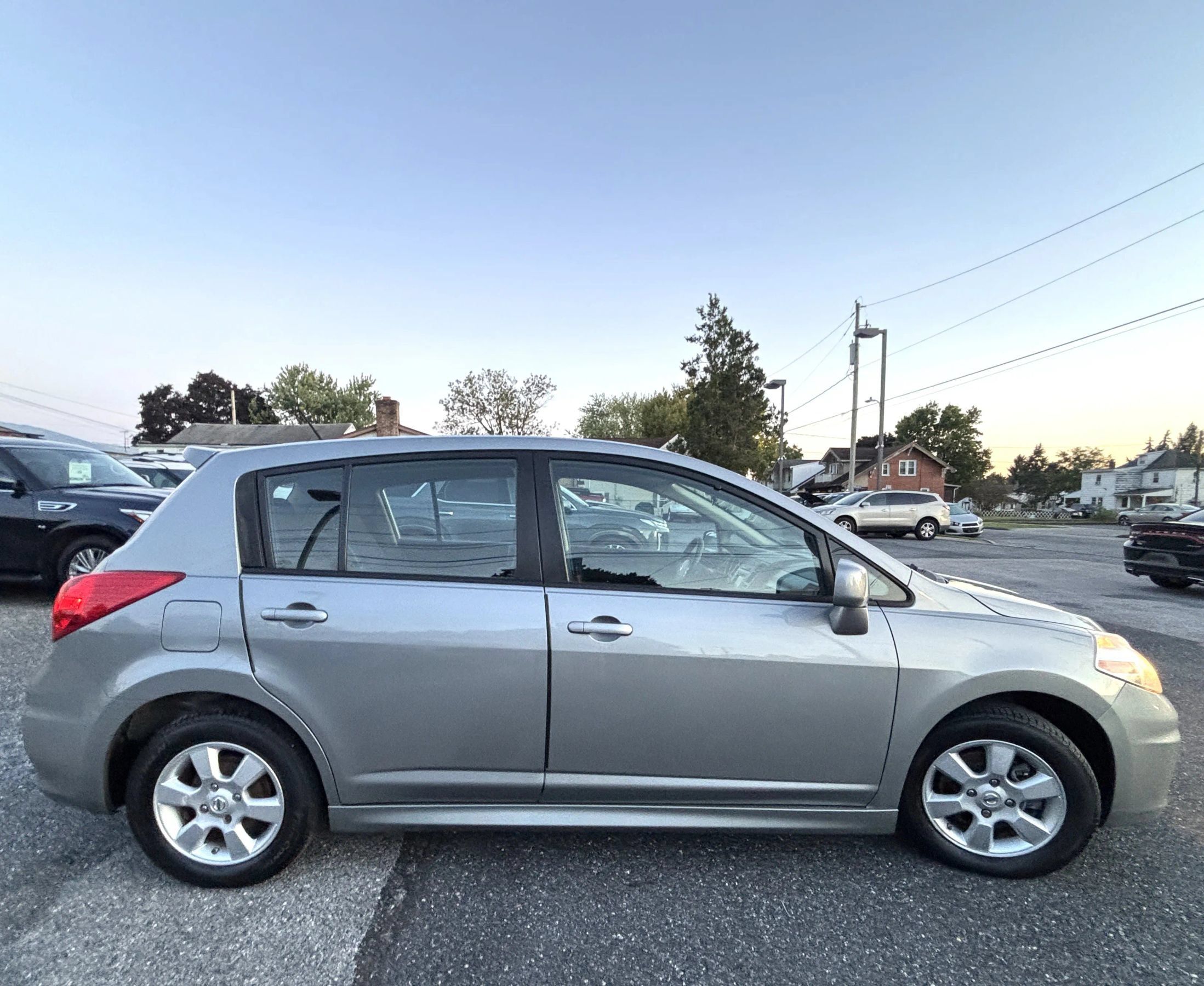 Used 2011 Nissan Versa Hatchback w/ Navigation/Satellite Pkg FWD image 6