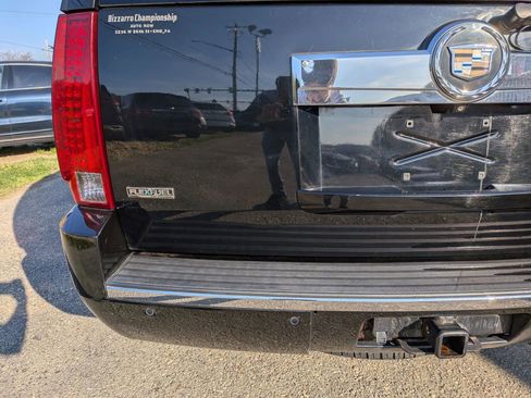 Used 2011 Cadillac Escalade Premium AWD/4WD image 13