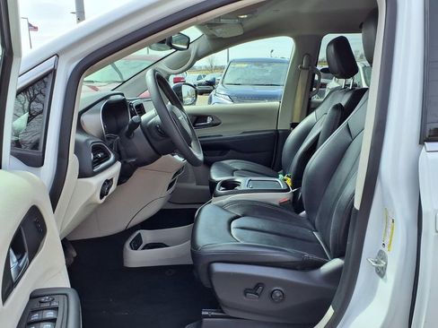 Used 2024 Chrysler Pacifica Touring-L image 21