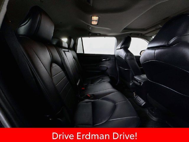 Used 2021 Toyota Highlander XLE FWD image 28