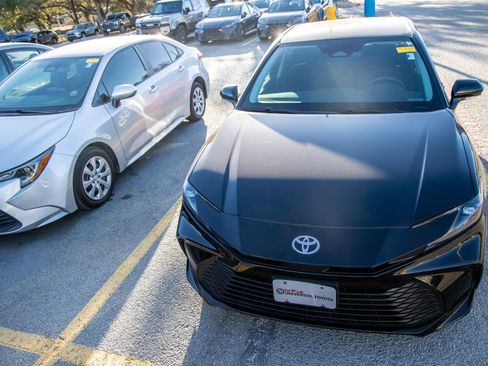 Used 2025 Toyota Camry LE image 4