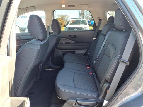 Used 2025 Nissan Pathfinder S image 5