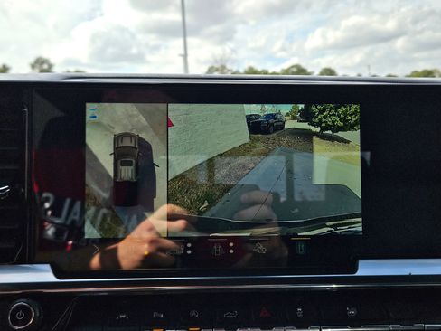 Used 2022 Chevrolet Silverado 1500 High Country w/ High Country Premium Package image 32