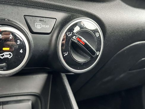 Certified 2023 Hyundai Venue SE FWD image 33