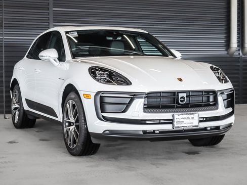Certified 2025 Porsche Macan image 7