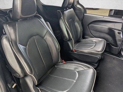 Used 2021 Chrysler Pacifica Limited w/ Uconnect Theater Family Group image 23