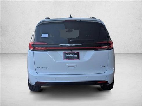 New 2026 Chrysler Pacifica Pinnacle image 7