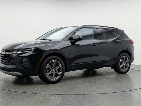 Used 2025 Chevrolet Blazer LT image 3