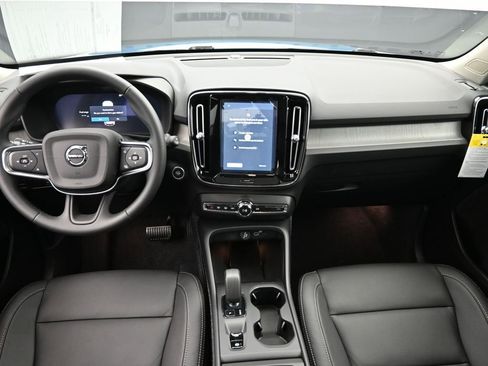 New 2025 Volvo XC40 B5 Core w/ Climate Package AWD/4WD image 19