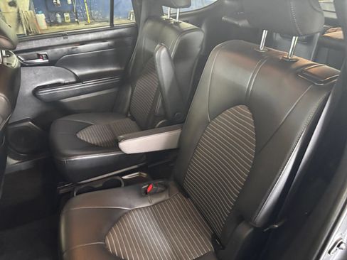 Used 2025 Toyota Highlander XSE AWD/4WD image 24
