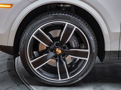 Used 2022 Porsche Cayenne Platinum Edition image 10