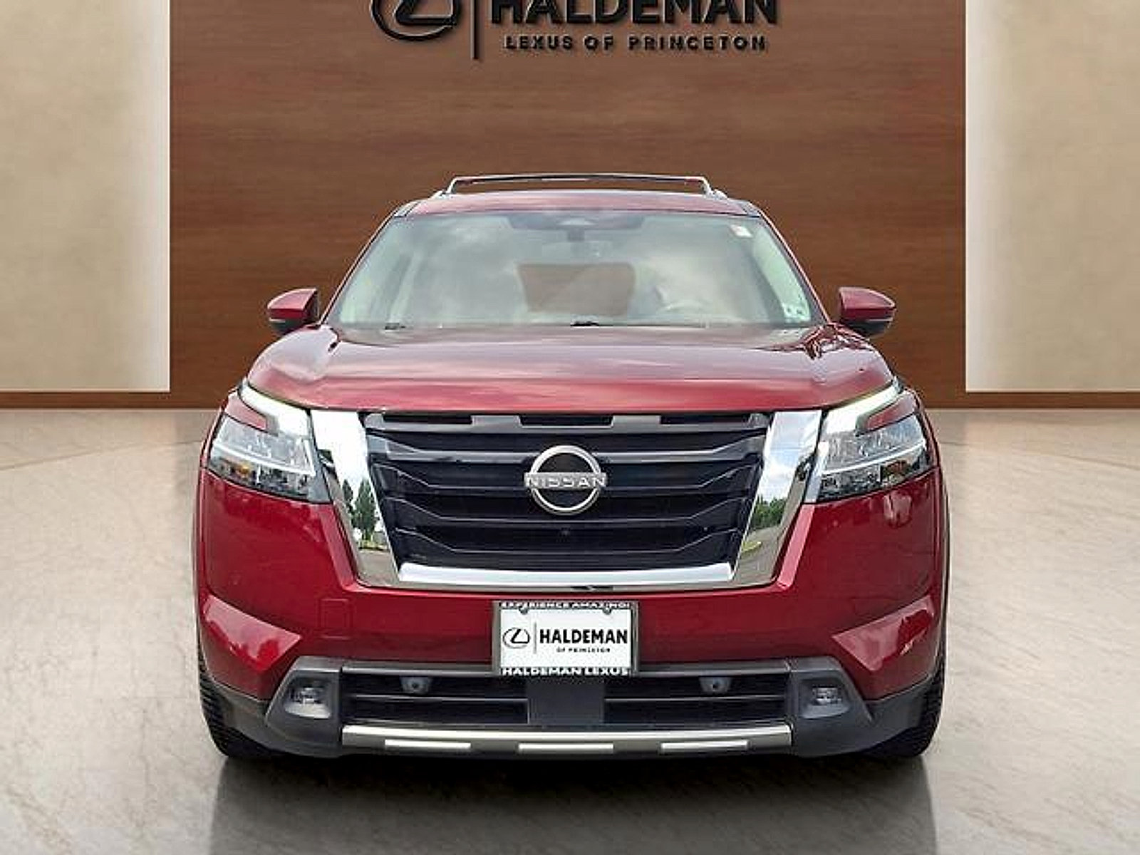 Used 2022 Nissan Pathfinder Platinum w/ Cargo Package AWD/4WD image 2