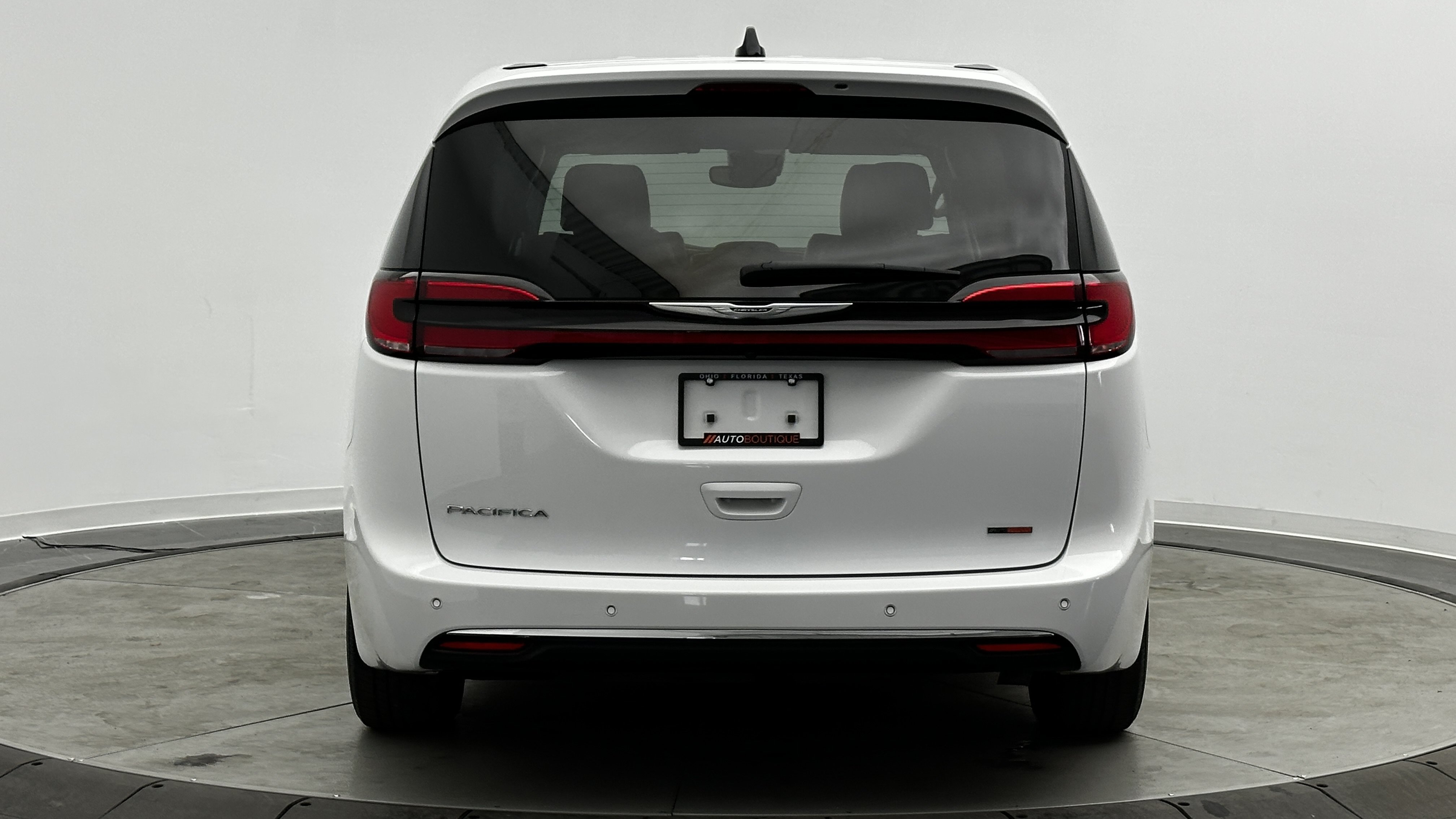 Used 2024 Chrysler Pacifica Touring-L FWD image 6