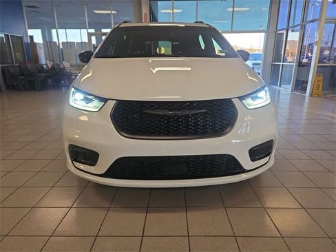 Used 2024 Chrysler Pacifica Limited w/ S Appearance Package image 3