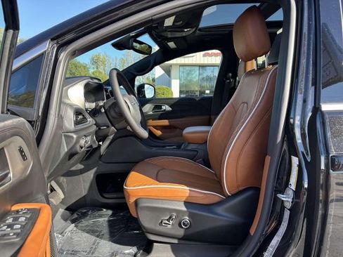 New 2026 Chrysler Pacifica Pinnacle image 4