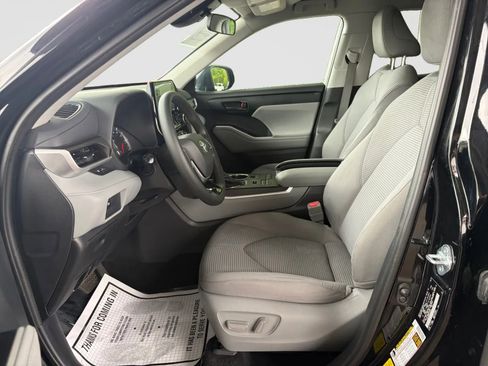 Used 2021 Toyota Highlander L AWD/4WD image 12