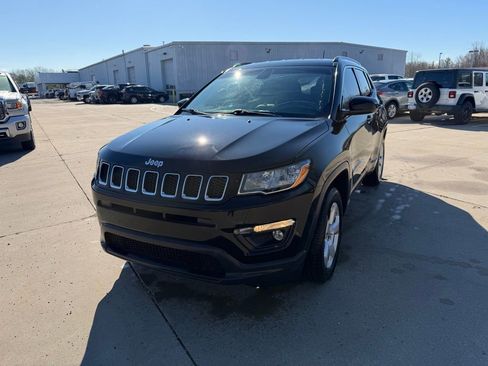 Used 2017 Jeep Compass Latitude w/ Cold Weather Group AWD/4WD image 1
