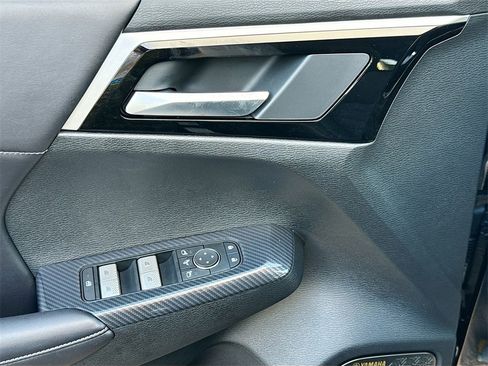 New 2025 Mitsubishi Outlander SE image 18