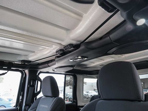 Used 2023 Jeep Wrangler Unlimited Sahara AWD/4WD image 31