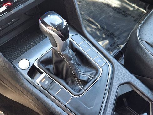 Used 2022 Volkswagen Tiguan SE R-Line image 16