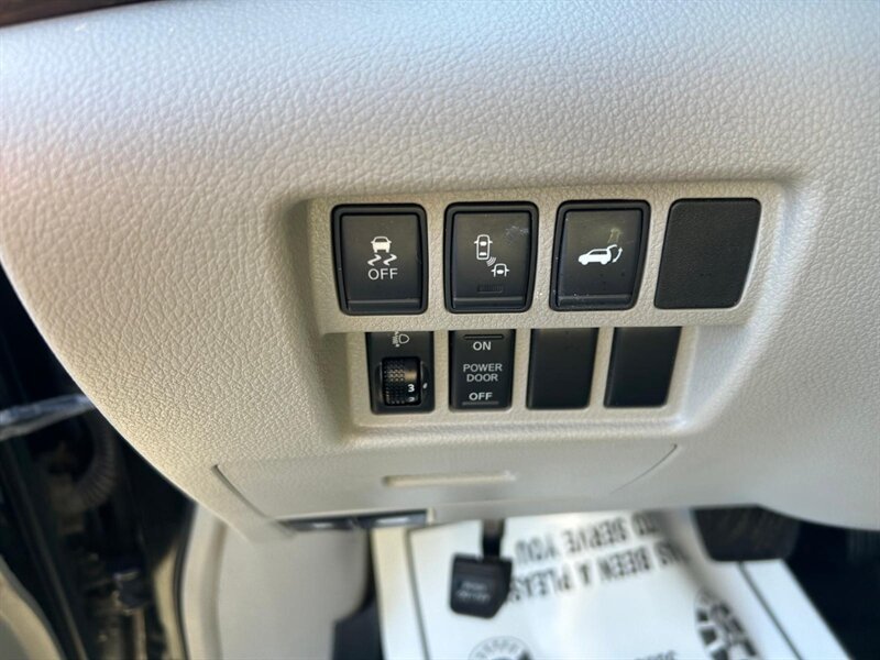 Used 2012 Nissan Quest LE FWD image 18