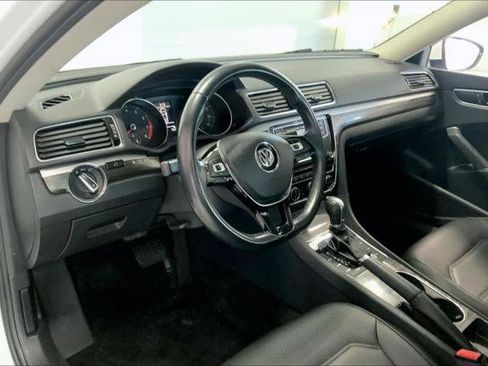 Used 2018 Volkswagen Passat 2.0T SE FWD image 2