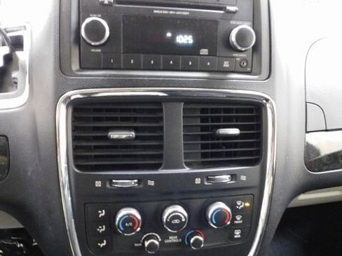 Used 2012 Dodge Grand Caravan SE image 31