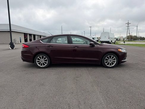 Used 2017 Ford Fusion SE w/ Fusion SE Technology Package FWD image 4