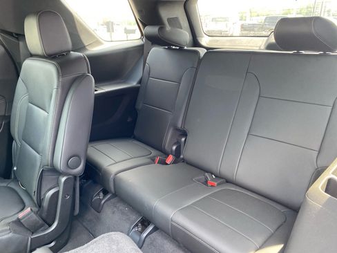 Used 2023 Chevrolet Traverse LT FWD image 20