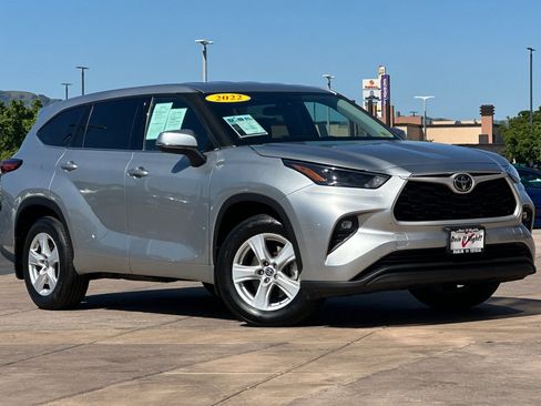 Used 2022 Toyota Highlander LE AWD/4WD image 2
