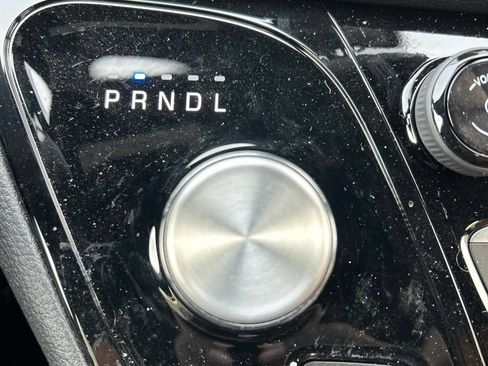 Used 2024 Chrysler Pacifica Pinnacle FWD image 26