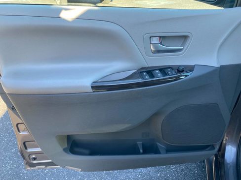 Used 2016 Toyota Sienna image 11