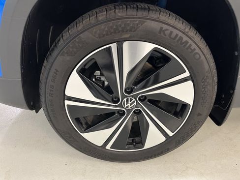 Certified 2025 Volkswagen Taos SE AWD/4WD image 11