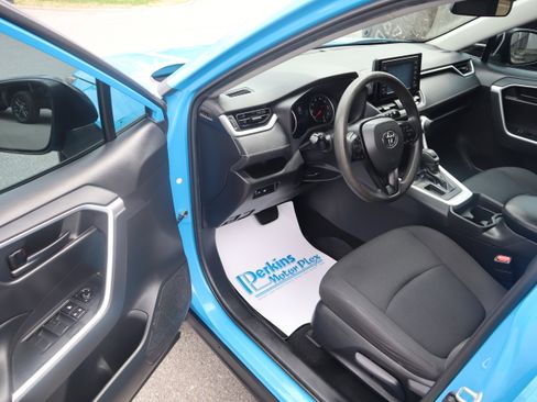 Used 2019 Toyota RAV4 LE image 3