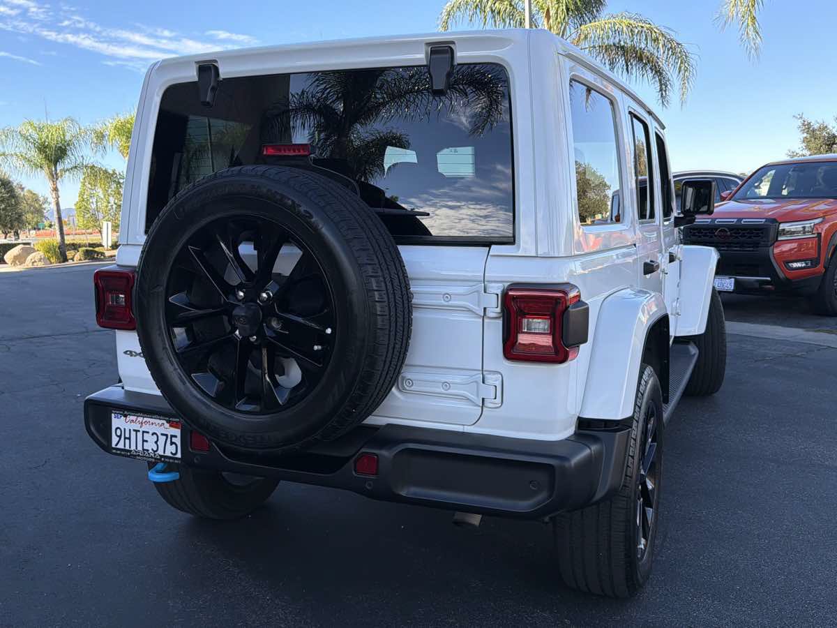 Used 2024 Jeep Wrangler Unlimited Sahara w/ Technology Group AWD/4WD image 8
