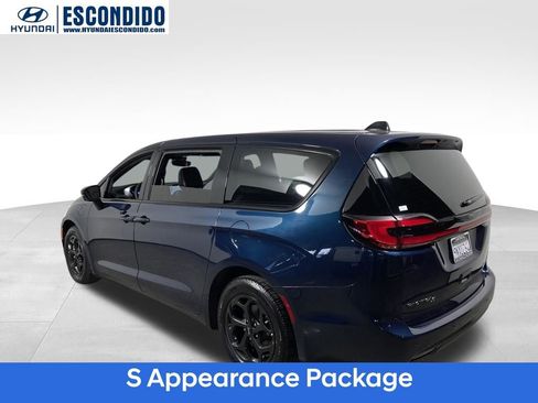 Used 2024 Chrysler Pacifica Select image 3