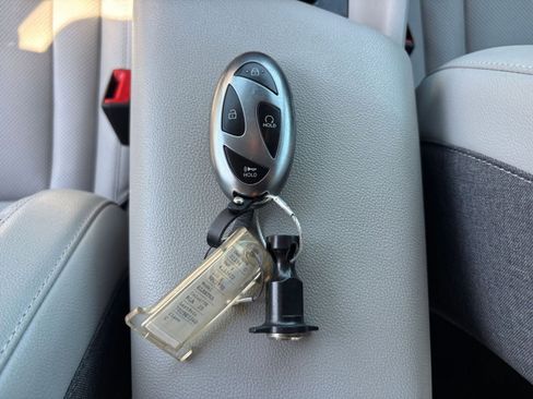 Used 2025 Hyundai Elantra Limited image 22