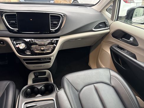 Used 2024 Chrysler Pacifica Touring-L image 18
