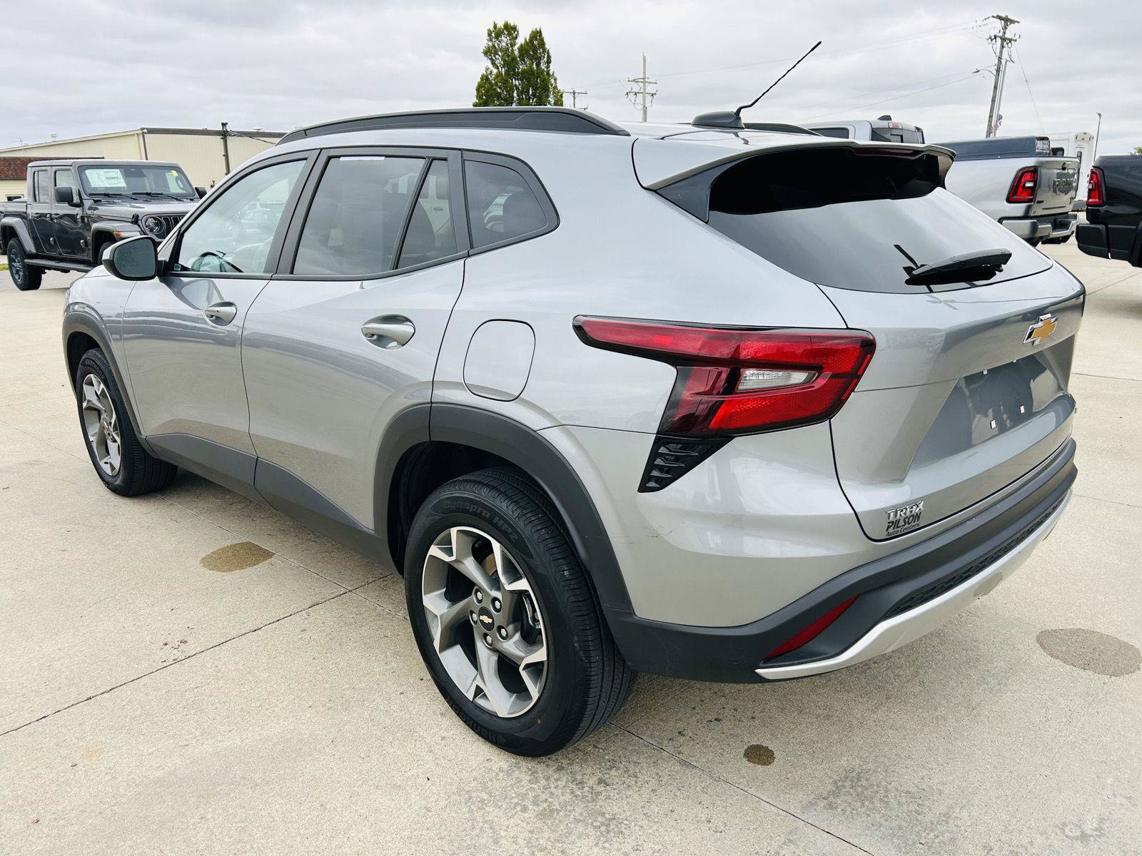Used 2025 Chevrolet Trax LT w/ LT Convenience Package FWD image 33