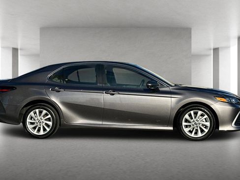 Used 2022 Toyota Camry LE image 3